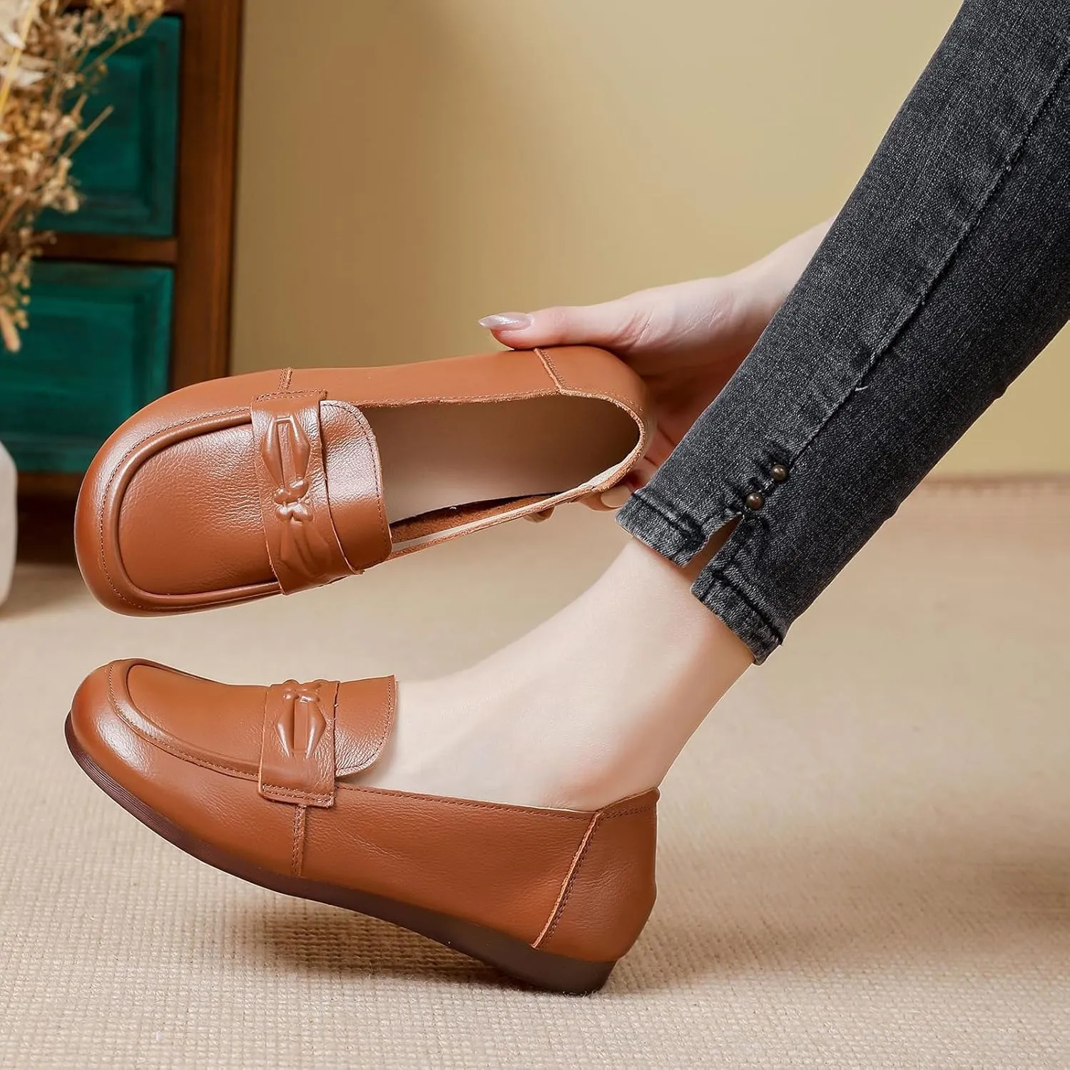 Women's Leather Flat Slip-on Loafers,Comfortable Soft Sole Round Toe Lightweight Driving Moaccasins Shoes Classic Casual Work Office Flats Breathable Mom Walking Shoes